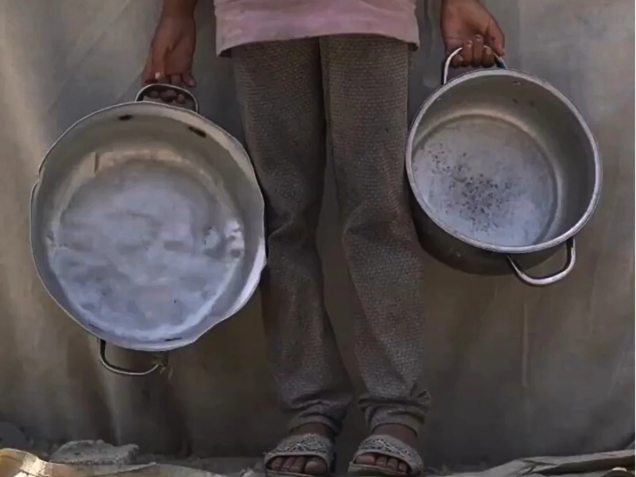 the little gaza boy stand with empty plate