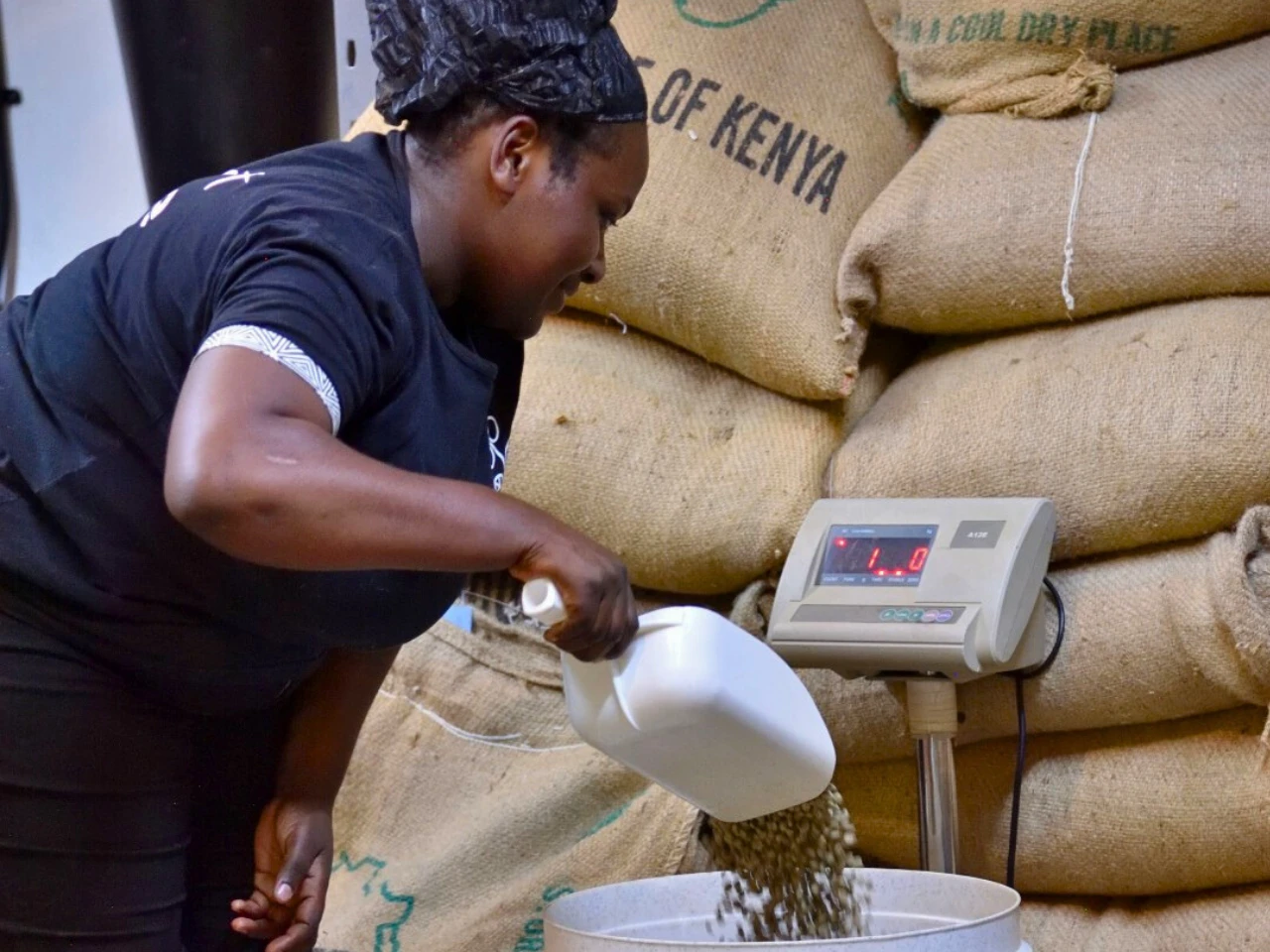 The kenya women measure the miliets in public distribution shop